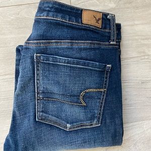 American eagle distressed high rise jeans in a size 8.